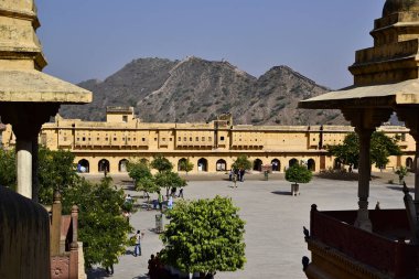 Jaipur, Rajasthan, Hindistan-Kasım, 2016: kale duvarı ile dağ aralığı bir arka planda Amer Kalesi avlusunda