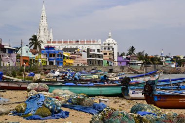 Kanyakumari, Tamil Nadu, Hindistan-Ocak, 2017: balıkçı tekneleri ve ağlar ve diğer ekipman plaj ve Katolik Katedrali St Xavier Kilisesi görünümüne yığınları