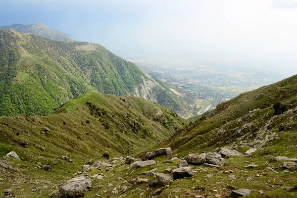 Vista Valle Desde Cordillera Rocosa Con Prados Verdes Cerca Triund —  Fotos de Stock