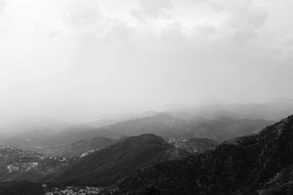 Vista Valle Desde Triund Hill Fabricado Colores Blanco Negro Montañas — Foto de Stock