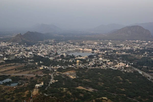 Letecký Pohled Pukarské Město Chrámu Savitri Pozadí Horského Pohoří Rádžasthan — Stock fotografie