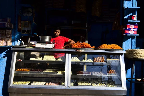 Джодхпур Раджастан Индия Декабрь 2016 Года Человек Продающий Индийские Сладости — стоковое фото