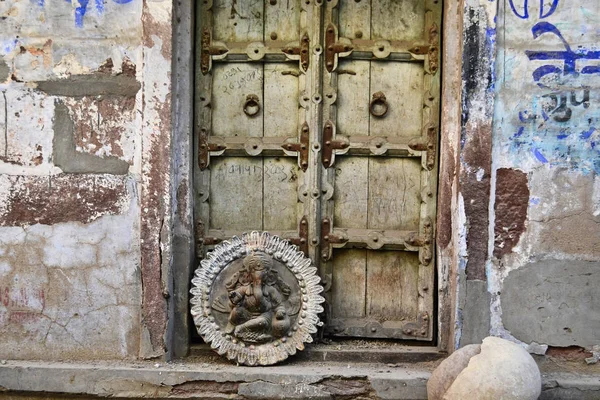 Старі Дерев Яні Двері Старіють Старовинним Будівлею Округлі Індуїстські Символи — стокове фото
