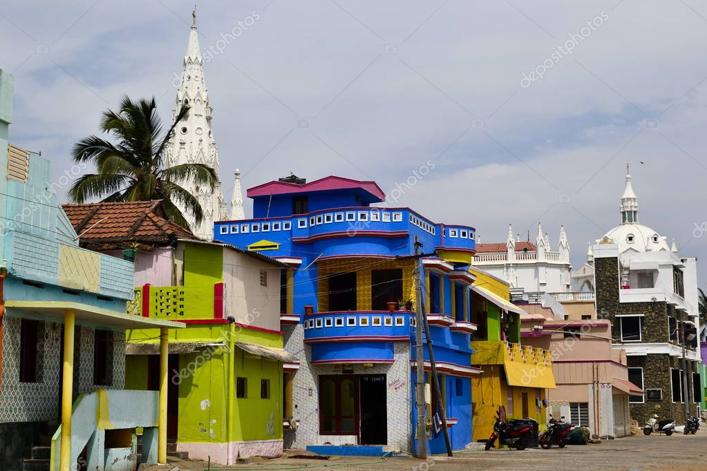 Kanyakumari, Tamil Nadu, India - Enero de 2017: Casas coloridas de
