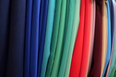 Renkli Kumaş Tekstil desen yakın çekim (farklı renklerde doku) kumaş yapmak için atelier içinde. Seçici odak