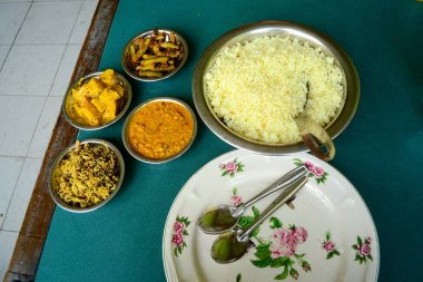 Farklı vejetaryen köriler seti ile beyaz pirinç kase-öğle yemeği zamanında geleneksel gıda. Masa üzerinde kafede vejetaryen pirinç ve köri. Sri Lanka