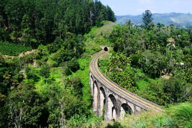 Demodara 'da Nine Arches Köprüsü-Ingiliz tarafından inşa koloni tarzında en ünlü eski taş köprü biridir. Ella, Sri Lanka sınırlarındaki popüler seyahat yeri