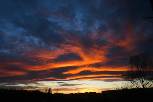 Leuchtende Wolken Himmel Bei Sonnenuntergang Atemberaubende Wolkenlandschaft Mit Orangefarbenen Letzten — Stockfoto