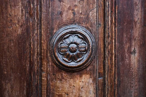 Старовинні Дерев Яні Двері Круглим Декоративним Елементом Квітки Крупним Планом — стокове фото