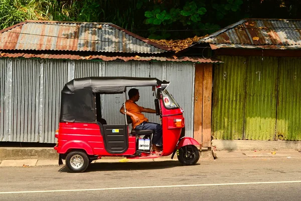 卡杜甘纳瓦 斯里兰卡 2014年2月 Tuk Tuk司机在三轮车红色人力车上等待乘客 — 图库照片
