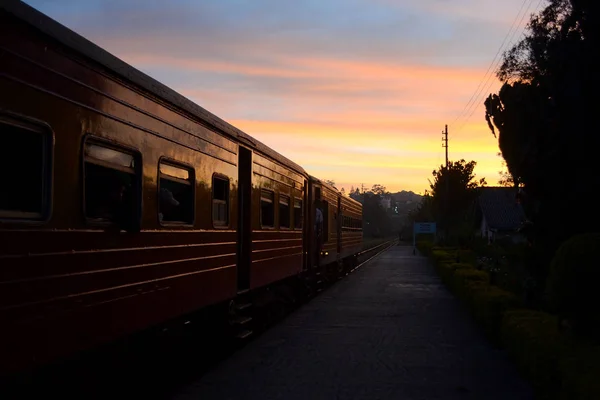 Поезд Железнодорожной Станции Платформы Хапутале Закат Неба Заднем Плане Шри — стоковое фото