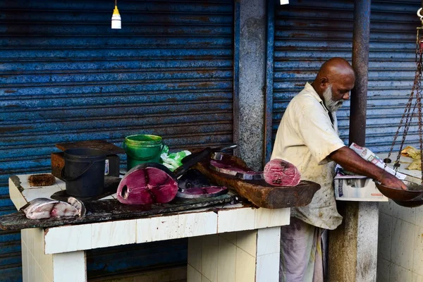 Weligama Sri Lanka März 2017 Mann Verkauft Rohen Thunfisch Auf — Stockfoto