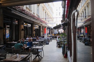 Istanbul, Türkiye-Eylül, 2018: kentin tarihi bölgesinde dar sokakta Restoran açık Insanlar
