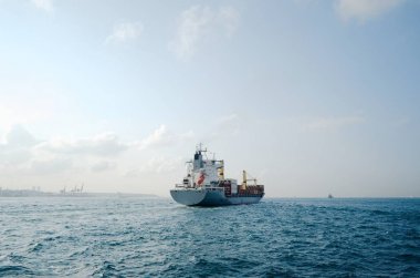 Bosporus üzerinden taşınan tam dolu konteyner gemisi. Ağır Kargo teknesi denize yelken açıyor.