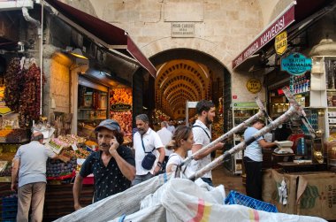 İstanbul, Türkiye-Eylül, 2018: Istanbul 'da Kapalıçarşı girişinde yakın Pazar tezgahları yakın insanların kalabalık