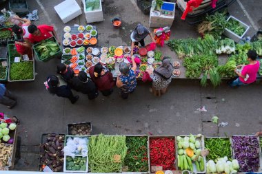 İnsanlar ile sabah sokak Asya pazarında üst görünümü, sağlıklı renkli sebze ve meyveler, Sermban, Malezya, Temmuz, 2015