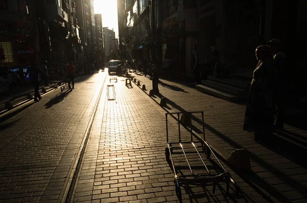 Istanbul Turecko Září 2018 Žena Chodí Ulici Sluneční Svit Osvětluje — Stock fotografie