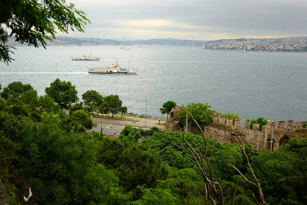 Bosporus Loděmi Bosphorským Výhledem Most Spojující Asijské Evropské Strany Istanbulu — Stock fotografie