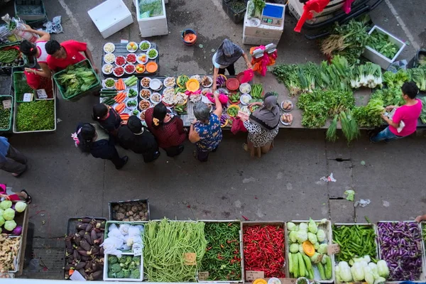 Вид Улицу Утренний Рынок Людьми Полезные Цветные Овощи Фрукты Серафан — стоковое фото