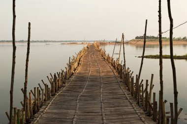 Mekong Nehri boyunca eski geleneksel bambu ahşap köprü, Kampong Cham, Kamboçya