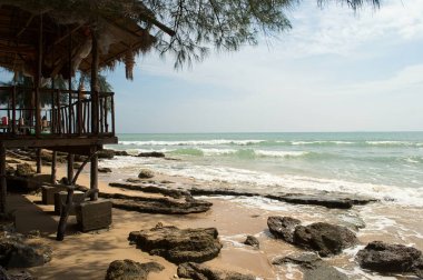 Sezon dışı sırasında Rocky Resort Plajı. Güneşli gün dinlenmek. Koh Lanta Adası. Tayland