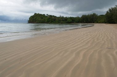 Kapalı mevsimde düşük gelgit sırasında boş plaj. Koh Lanta Adası. Tayland.