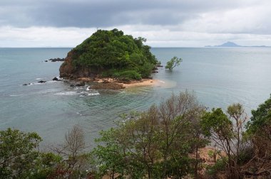 Koh Lanta Adası yakınında plaj ve yeşil yemyeşil yeşillik ile küçük çöl ada. Tayland.