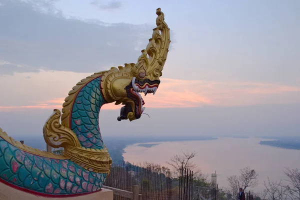 Mekong Nehri ve Pakse şehir, Laos Wat Phu Salao ve günbatımı görünümü yakın büyük Naga heykeli