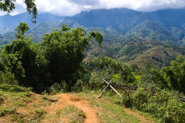 Köye dağlarda kir kırsal iz. Dağ manzarası üzerinde bulutlar. Bir gün yürüyüş rotası şeyler Sa Pa, Vietnam yapmak 