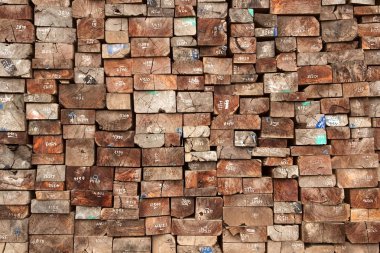 Bir demiryolu yapmak için eski ahşap uyuyanlar yığını. Endüstriyel arka plan deseni.