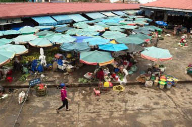 Dong Ha, Vietnam - Eylül, 2015: Şemsiye altında tropikal ev yapımı meyve ve sebzelerile geleneksel Asya sokak pazarı 