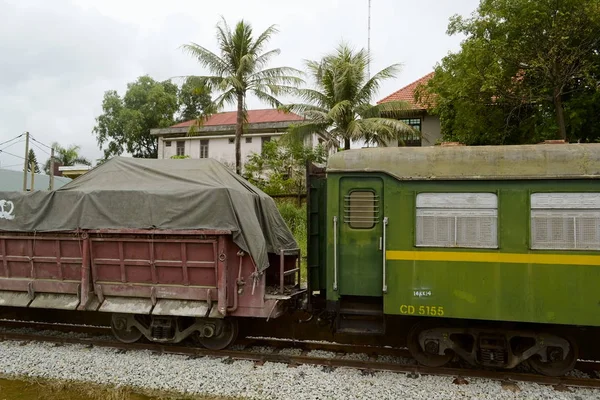 Грузовой Поезд Железнодорожной Станции Донг Вьетнам Пальмы Заднем Плане — стоковое фото