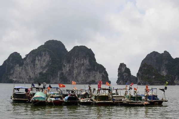 Grupa Łodzi Rybackich Wietnamskimi Flagami Zatoce Halong Bay Zatoka Long — Zdjęcie stockowe