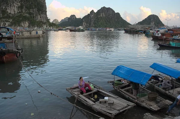 Cai Rong Wyspa Van Don Wietnam Wrzesień 2015 Łodzie Rybackie — Zdjęcie stockowe
