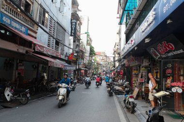Hanoi, Vietnam - Eylül, 2015: Eski şehir manzarası. Vietnamlılar yolda motosiklet sürme.