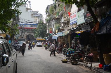 Hanoi, Vietnam - Eylül, 2015: Eski şehir manzarası. Yol boyunca sokak pazarı tezgahları ve yürüyen insanlar