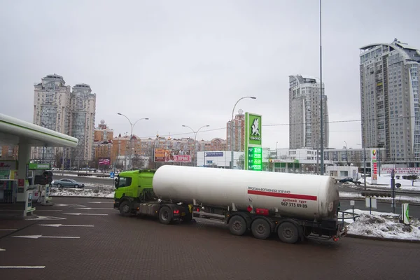 Kyiv Ukraina Januar 2019 Bensintanker Bensinstasjonen Tung Lastebil Med Bensintank – stockfoto
