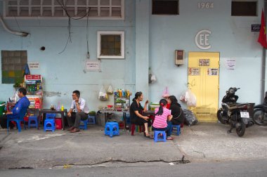 Temmuz, 2015 - Ho Chi Minh, Vietnam: Yol boyunca sokak kafede küçük sandalyelerde oturan insanlar.