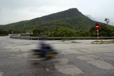 Dağlarda yolda hareket bulanık motosiklet sürücüsü, Vietnam