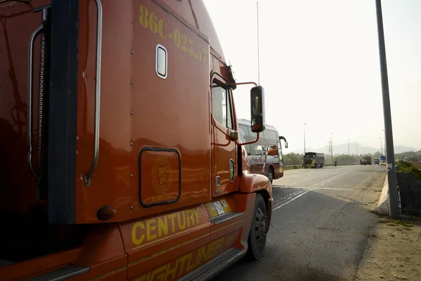 Hue Bypass Vietnã Setembro 2015 Caminhão Carga Freightliner Estrada Rodoviária — Fotografia de Stock