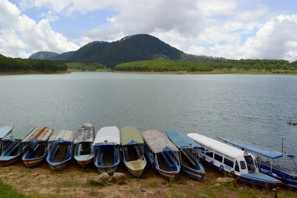 Dalat Yakınlarındaki Tuyen Lam Gölü Boyunca Turistler Için Tekneler Grubu — Stok fotoğraf