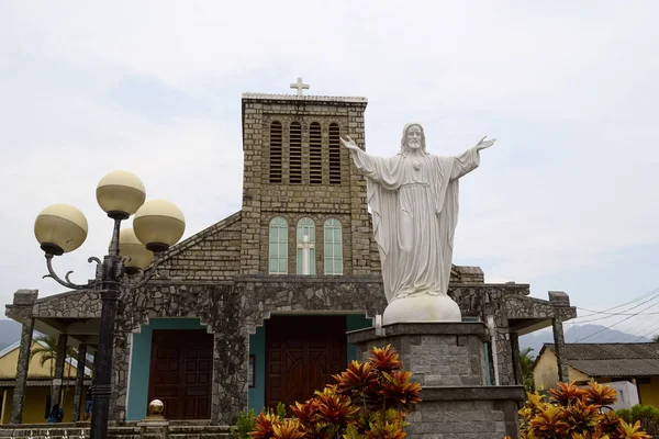 Lang Vietnam Szeptember 2015 Régi Gyarmati Katolikus Templom Közel Strand — Stock Fotó