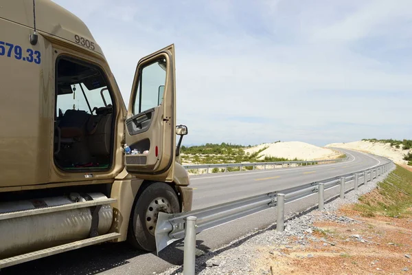 Caminhão Carga Freightliner Com Carruagem Pesada Estrada Através Uma Paisagem — Fotografia de Stock