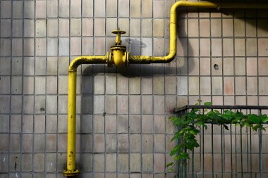 Sarı gaz boru hattı vanası. Şehir sokağı şehir geçmişi.