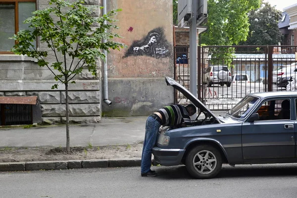 Kharkiv Ukraina Mai 2016 Mann Panseret Reparerer Sin Gamle Bil – stockfoto