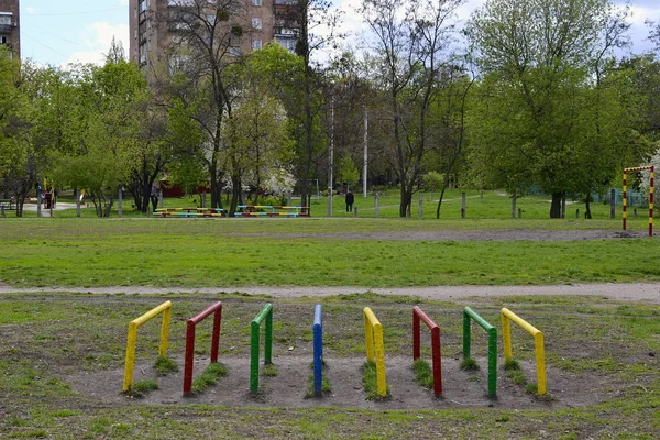 Lekplats Parken Med Gröna Träd Sovsal Kharkiv Ukrain — Stockfoto