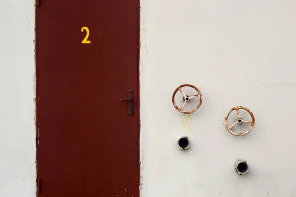 Коричневий Метал Іржавий Двері Номером Два Два Старі Округлі Іржавих — стокове фото