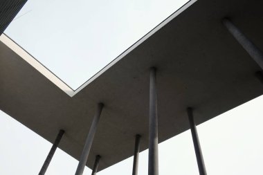 Geometrik şekilve sütunlar ile modern bina mimarisi tasarımı. Fütüristik tasarım konsepti