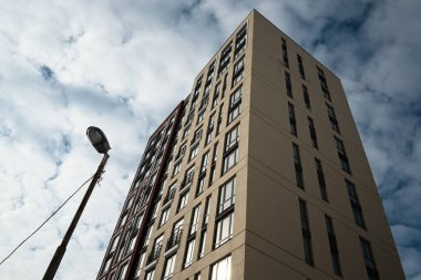 Lviv şehir, Ukrayna bir yerleşim bölgesinde bulutlu mavi gökyüzü nün bir arka plan üzerinde Yüksek modern apartman