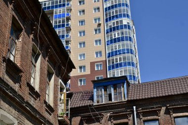 Kharkiv yeni modern apartman yakınında eski tarihi bina, Ukrayna